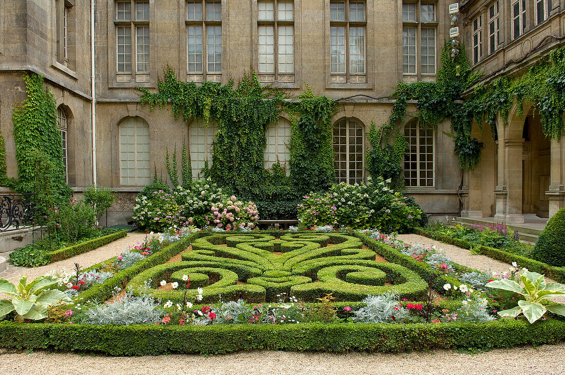 Gardens at the Musee Carnavalet ,Marais, Paris, France