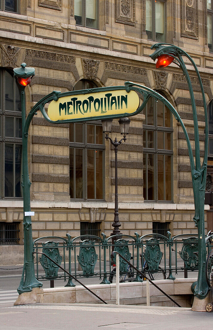 Art-Deco-U-Bahn-Eingang vom Louvre, Paris, Frankreich