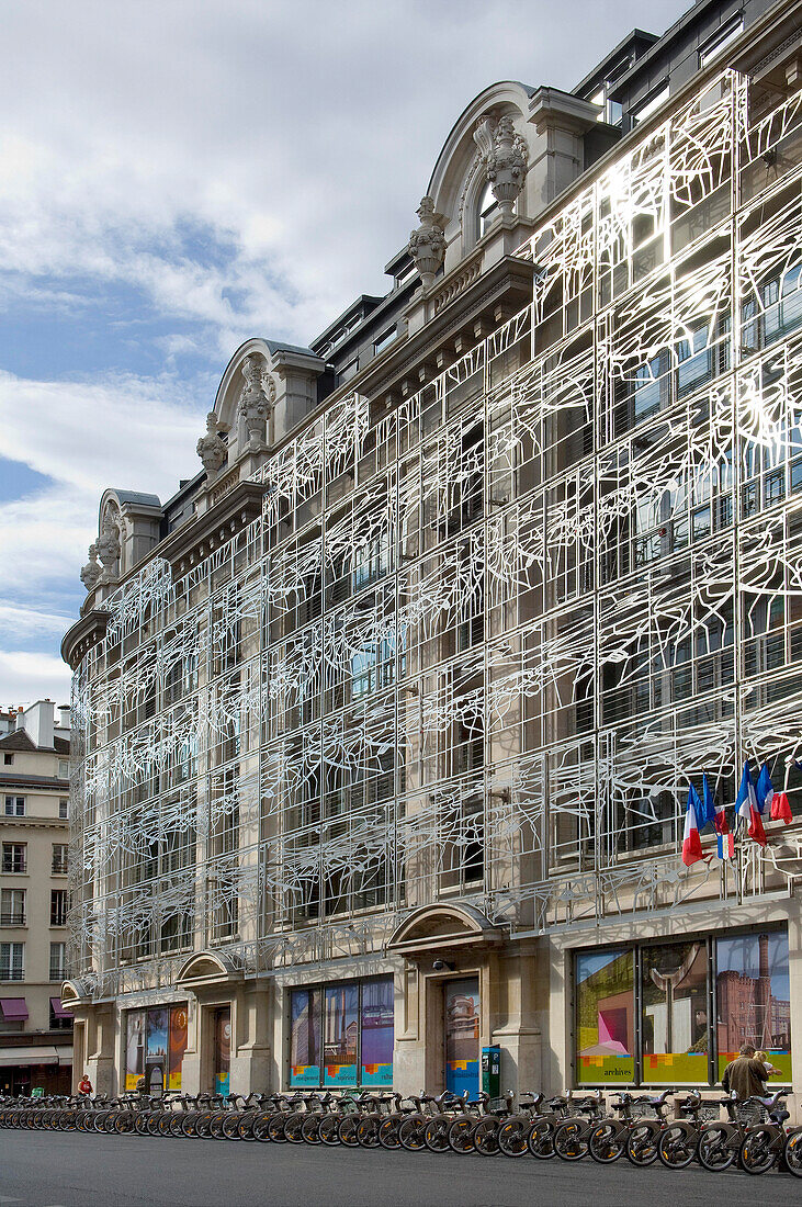 Moderne Metallverkleidung an einem Bürogebäude für Kunst und Kultur in Paris mit Fahrradverleih