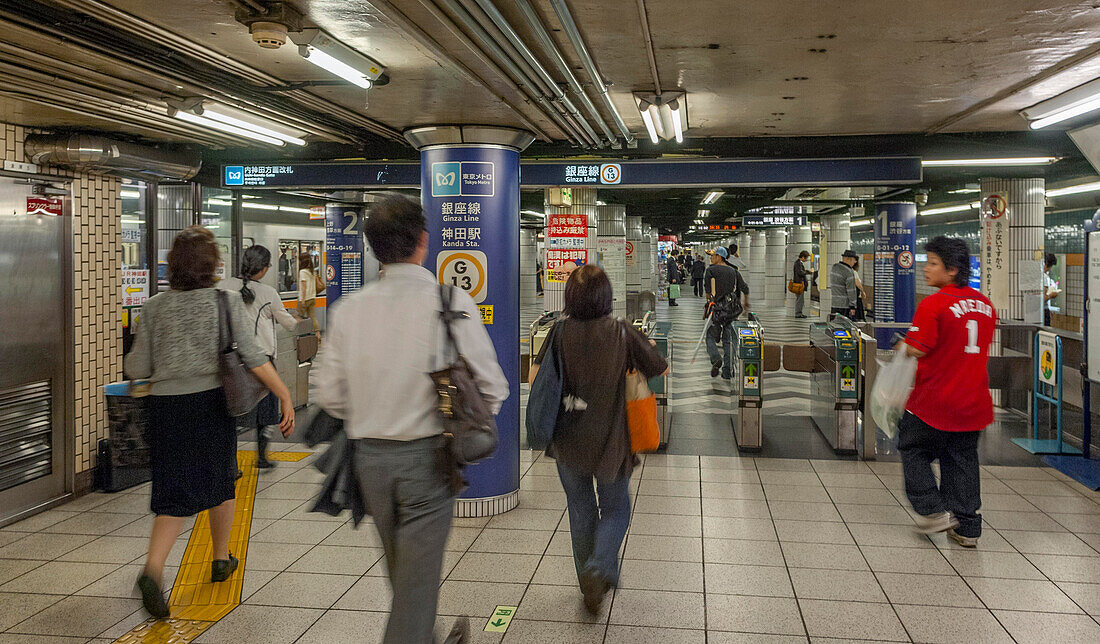 Commuters, Tokyo subway, Japan