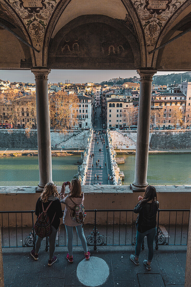 Blick von der Castel Sant'Angelo, Engelsburg, UNESCO-Weltkulturerbe auf St. Angelo-Brücke (Ponte Sant'Angelo) und Rom, Latium, Italien, Europa