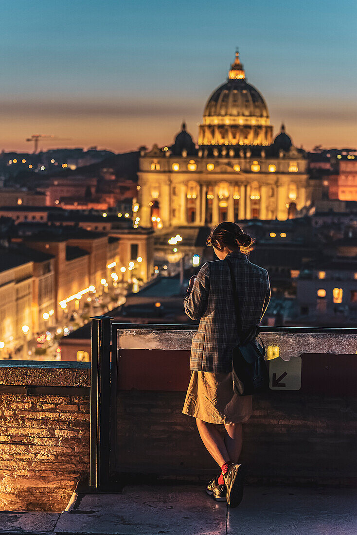 Rom, Touristin blickt auf Petersdom, Latium, Italien, Europa