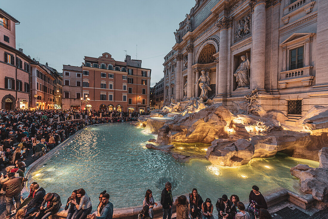 Touristen am Trevi-Brunnen, Rom, Latium, Italien, Europa