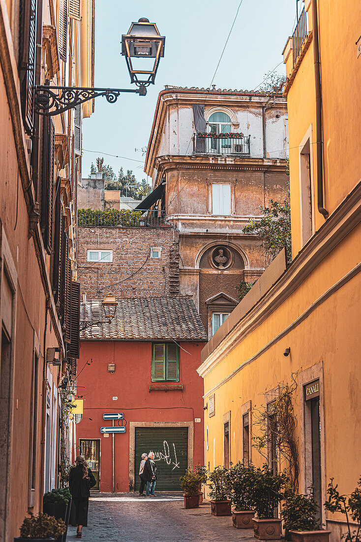 Gasse mit Menschen, Rom, Latium, Italien, Europa