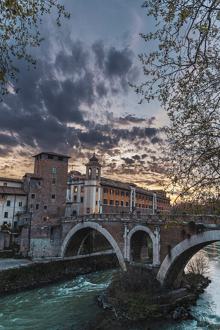 Fussgängerbrücke Ponte dei Quattro Capi auf der Tiberinsel (Isola Tiberina), Rom, Latium, Italien, Europa