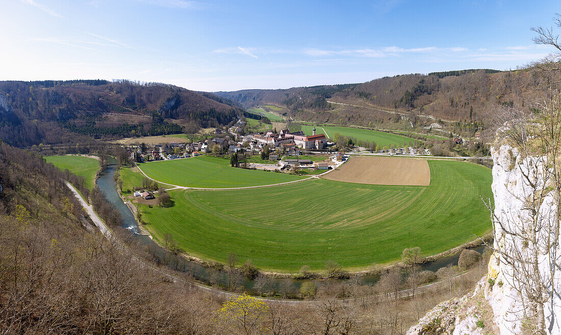 Beuron, Kloster Beuron und Donauschleife, Panoramablick vom Spaltfelsen, Naturpark Obere Donau in der Schwäbischen Alb, Baden-Württemberg, Deutschland