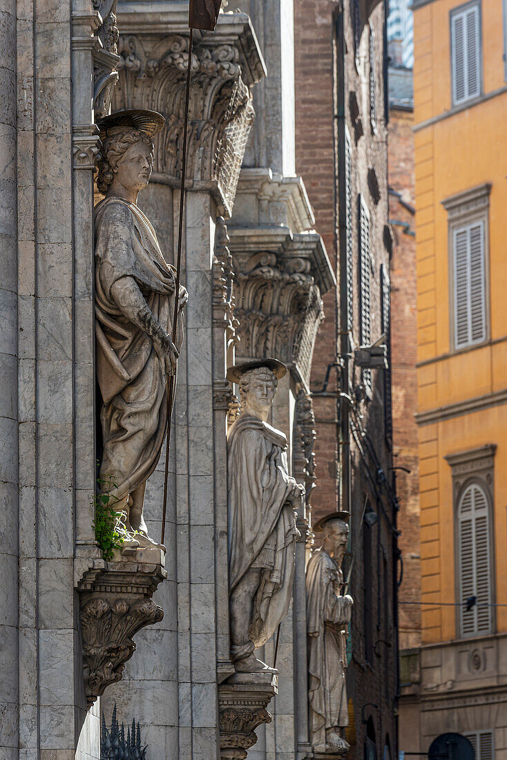 Statuen, Loggia della Mercanzia, Siena, Toskana, Italien, Europa