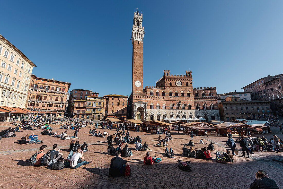 Turm Torre Del Mangia, Rathaus Palazzo Pubblico, Menschen am Piazza Del Campo, Siena, Toskana, Italien, Europa