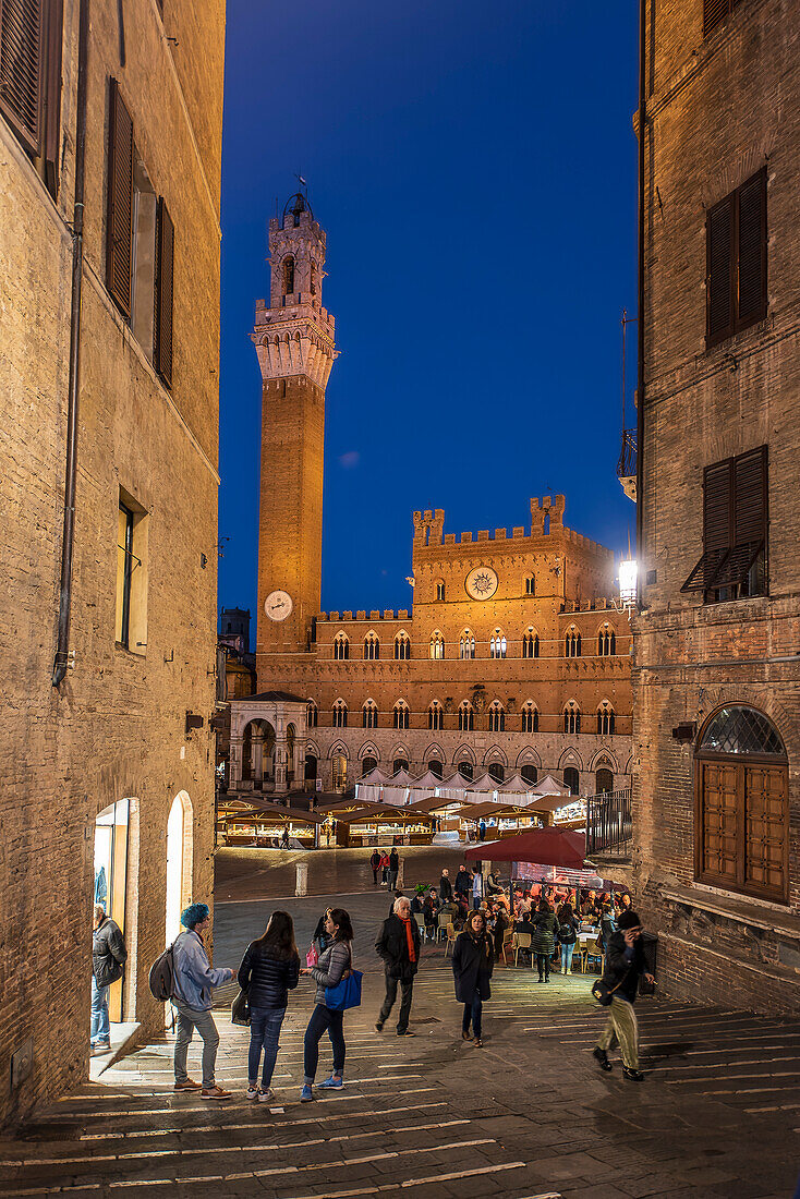 Evening atmosphere with restaurant at Piazza Del Campo, Torre Del Mangia tower, Palazzo Pubblico town hall, Siena, Tuscany, Italy, Europe
