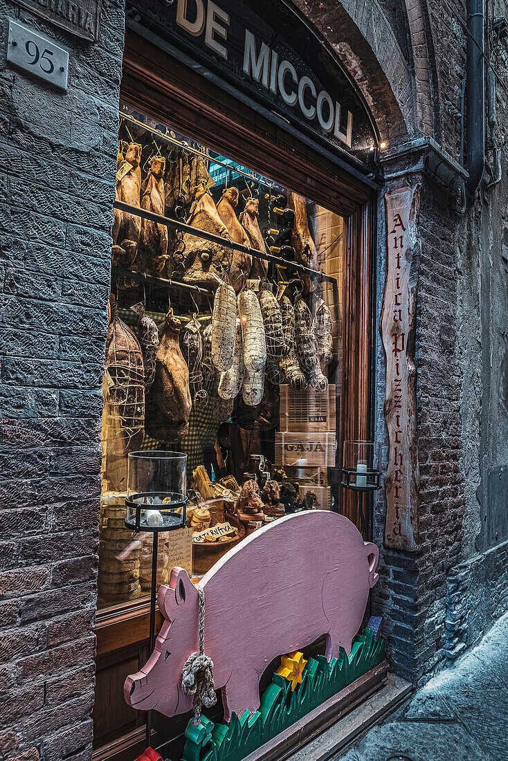 Wurst und Fleischwaren in Geschäft in der Altstadt, Siena, Toskana, Italien, Europa