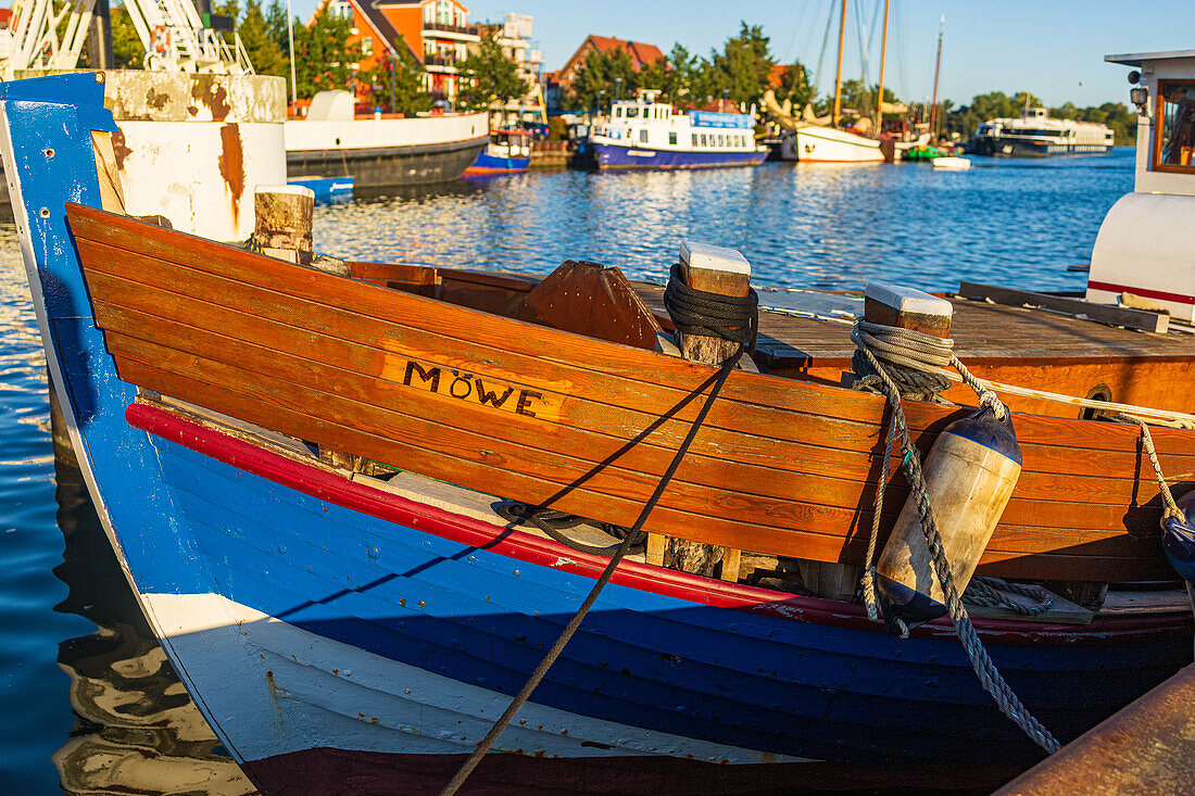 Hafen mit Boot in Wolgast am Peenestrom. Ostsee, Mecklenburg-Vorpommern, Deutschland, Europa