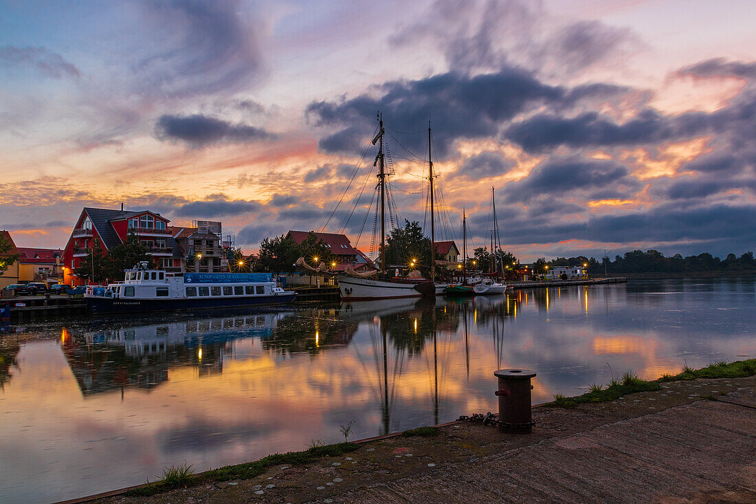 Hafen mit Ausflugsschiff und Segelboote in Wolgast am Peenestrom. Ostsee, Mecklenburg-Vorpommern, Deutschland, Europa
