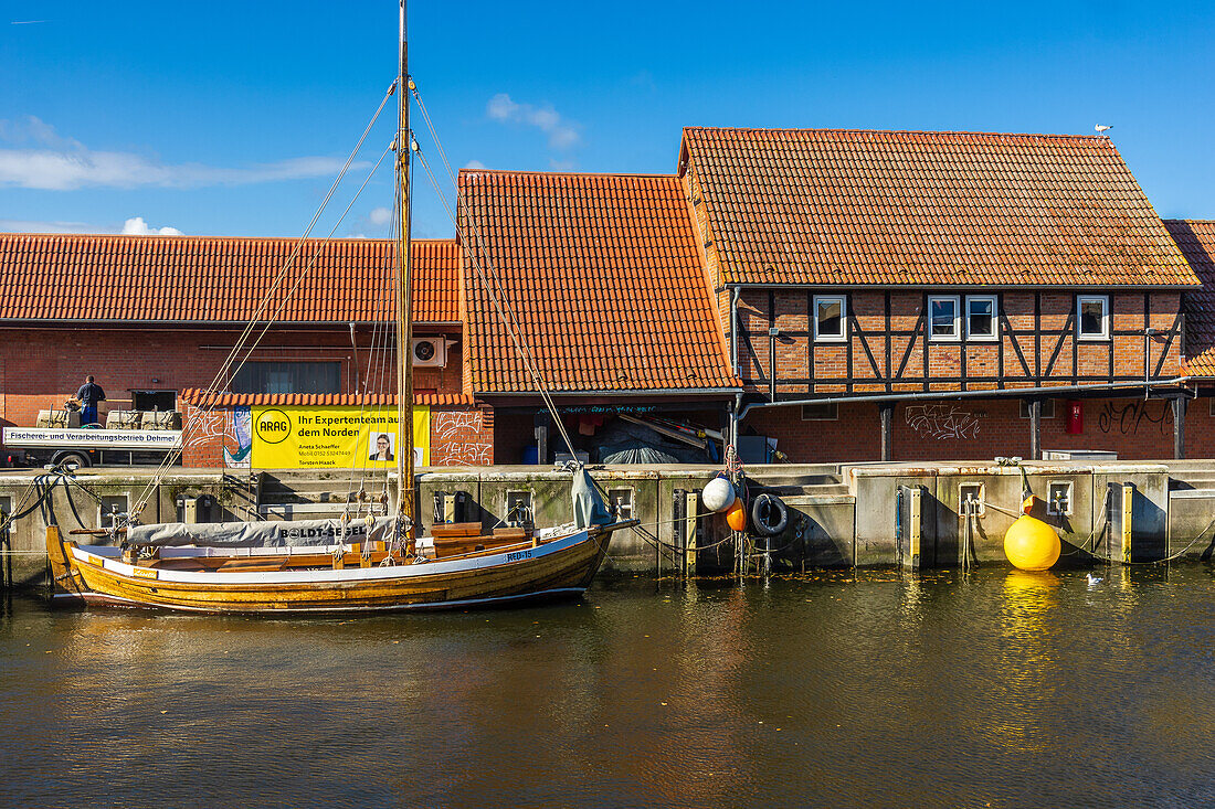 Holzsegelboot im alten Hafen von der Hansestadt Wismar. Ostdeutschland, Ostsee, Mecklenburg-Vorpommern, Deuschland, Europa