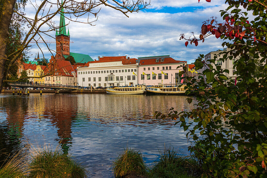 Sicht auf die Musikhochschule und den Fluss Trave in der Hansestadt Lübeck. Schleswig-Holstein, Deutschland, Europa