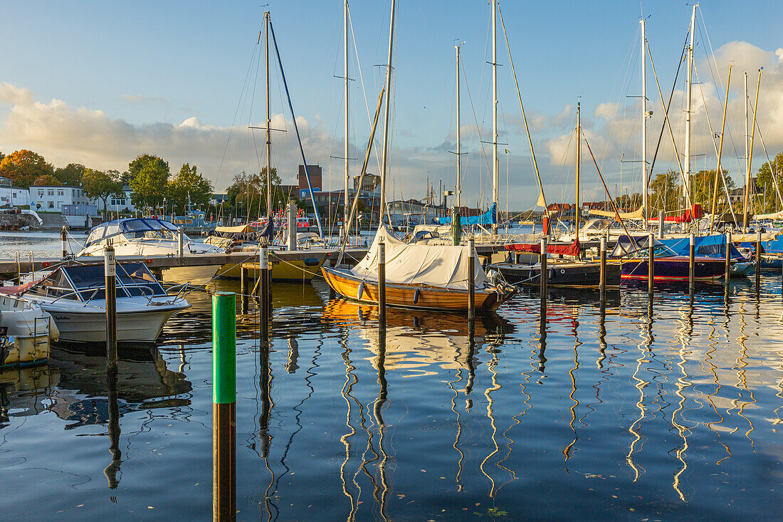 Segelboote liegen im Yachthafen von Neustadt in Holstein. Abenddämmerung. Neustadt in Holstein, Ostsee, Schleswig-Holstein, Deutschland, Europa