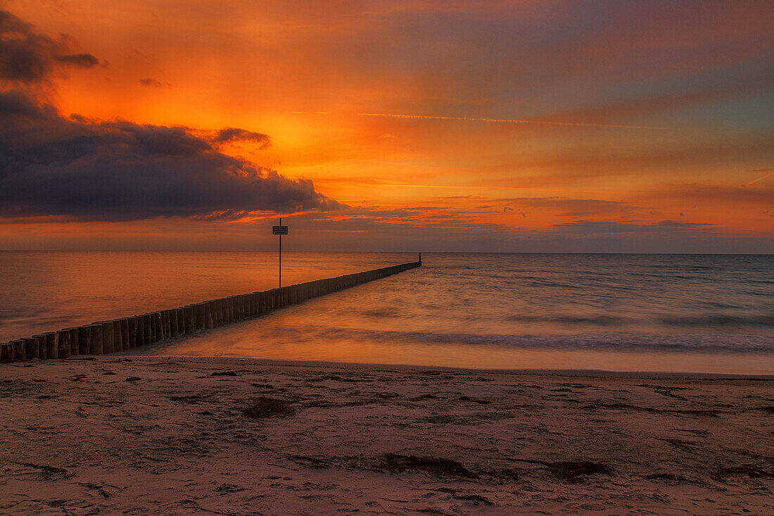 Sonnenaufgang an der Ostsee, Großenbrode, Ostholstein, Schlewsig-Holstein, Ostsee, Deutschland, Europa