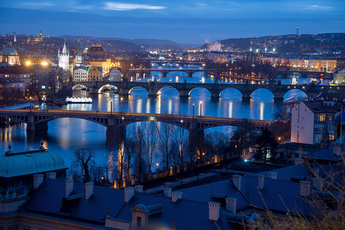 Brücken von Prag, Karlsbrücke, gesehen von der Aussichtsplattform am Hanavsky-Pavillion, Prag, Tschechien