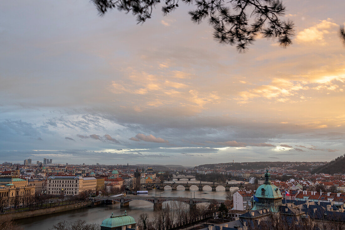 Sonnenuntergang, Brücken von Prag, Aussichtsplattform am Hanavsky-Pavillion, Prag, Tschechien