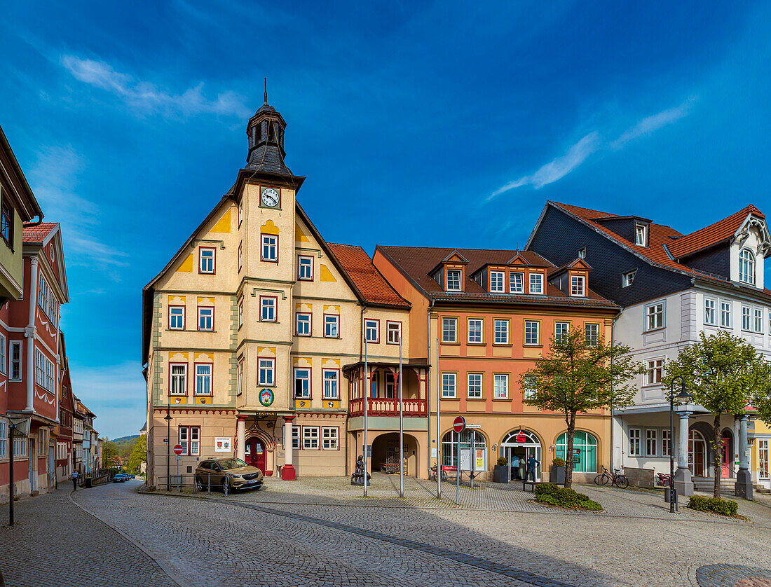 Rathaus und Marktplatz von Schleusingen, Thüringen, Deutschland