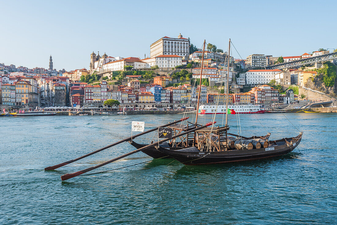 Barcos Rabelos, Portweinboote auf dem Fluss Duero vor der historischen Altstadt von Porto, Portugal