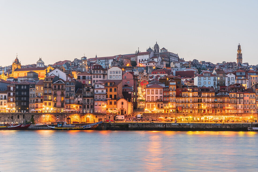 Nachtaufnahme der Uferpromenade Cais de Ribeira und der historischen Altstadt von Porto, Portugal