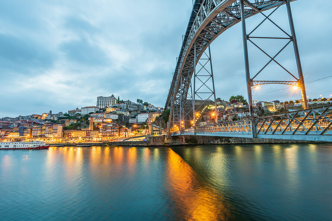 Fachwerk-Bogenbrücke Dom Luís I über den Fluss Duero und historische Altstadt bei Nacht in Porto, Portugal