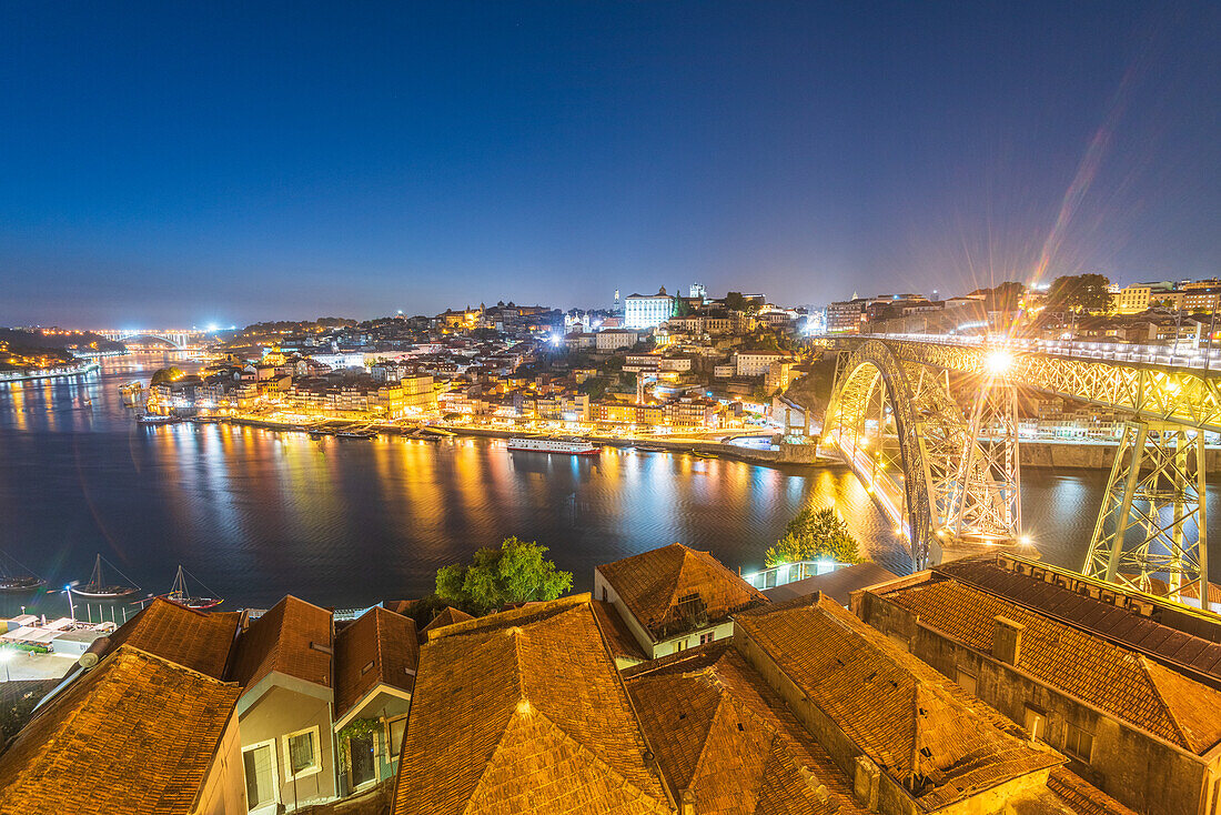 Fachwerk-Bogenbrücke Dom Luís I über den Fluss Duero und historische Altstadt bei Nacht in Porto, Portugal