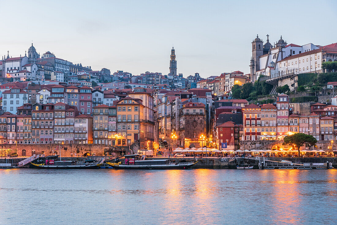 Nachtaufnahme der Uferpromenade Cais de Ribeira und der historischen Altstadt von Porto, Portugal