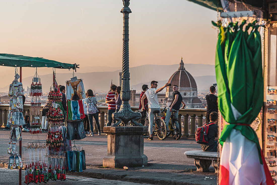 Junge Männer auf Fahrräder fotografieren Skyline, Stadtpanorama Florenz vom Piazzale Michelangelo, Toskana, Italien, Europa