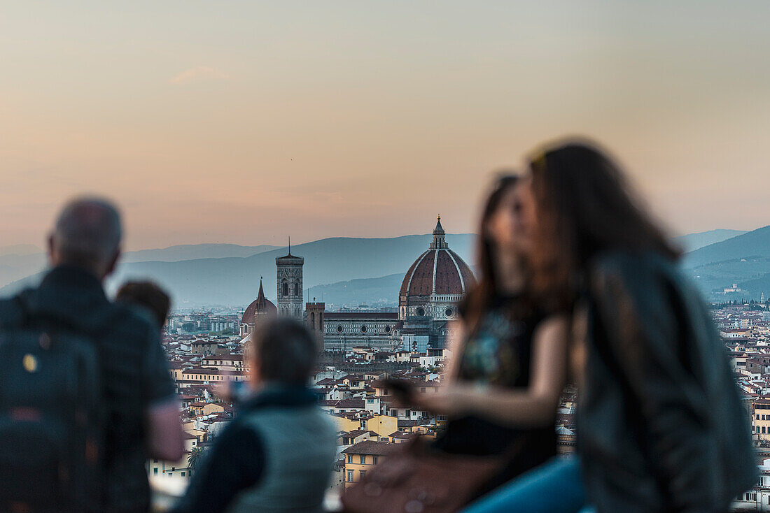 Blick über Florenz bei Sonnenuntergang, Menschen geniessen Blick, Stadtpanorama Florenz vom Piazzale Michelangelo, Toskana, Italien, Europa