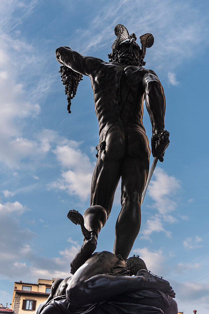 Skulptur Perseus mit dem Haupt der Medusa von Benvenuto Cellini, Loggia dei Lanzi, Piazza della Signoria, Florenz, Toskana, Italien, Europa