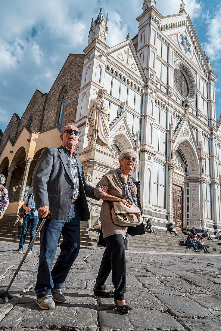 Älteres Paar vor Fassade der Kirche Santa Croce, Franziskanerkirche, Florenz, Toskana, Italien, Europa