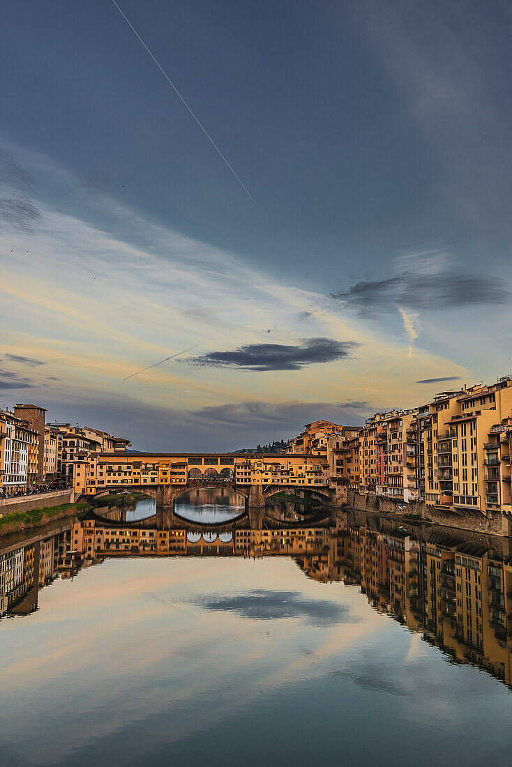 Abendstimmung über der Brücke Ponte Vecchio, Brücke über Arno, Florenz, Toskana, Italien, Europa