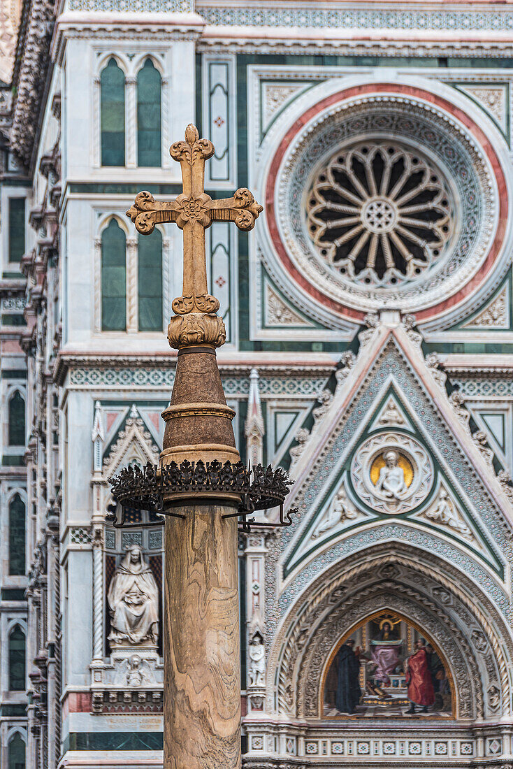Column of Saint Zanobi i in marble in front of facade of Duomo, Cathedral of Santa Maria del Fiore, Florence, Tuscany, Italy
