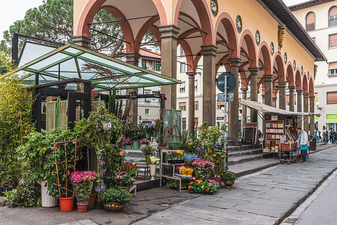 Blumenstand an der Loggia del Pesce, Piazza dei Ciompi, Ciomp, Marktstand, Florenz, Toskana, Italien, Europa