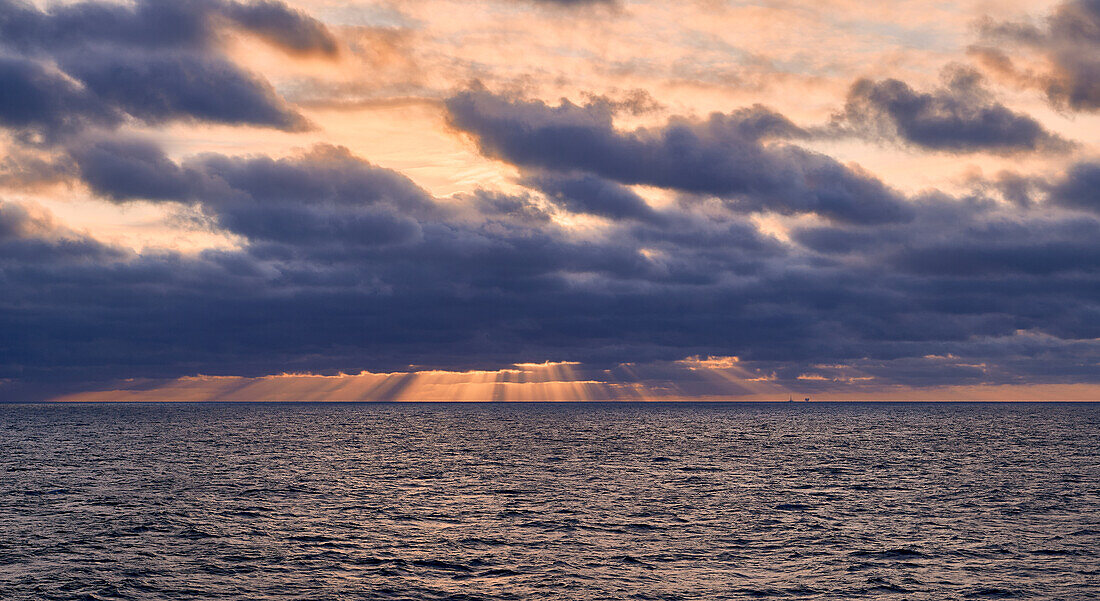 Sonnenuntergang auf den Nordatlantischen Ozean; nördlich vom Vereinigten Königreich