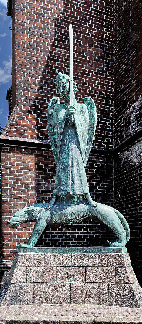 "Der Geistkämpfer" von Ernst Barlach; in dem schwerttragenden Engel auf dem wolfsähnlichen Wesen ist der Sieg des Guten über das Böse dargestellt. Kiel, Schleswig-Holstein, Deutschland