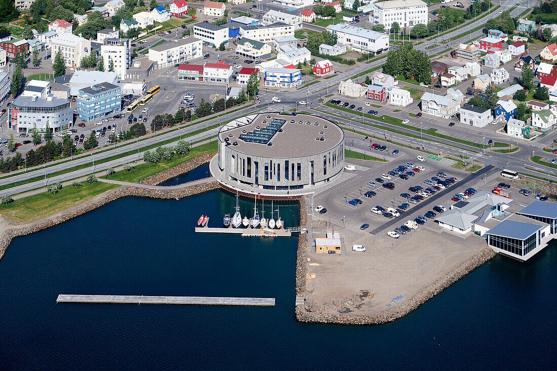 Blick aus dem Helikopter auf das Hof Cultural and Conference Centre Menningarhúsið Hof, Strandgata, Akureyri, Island