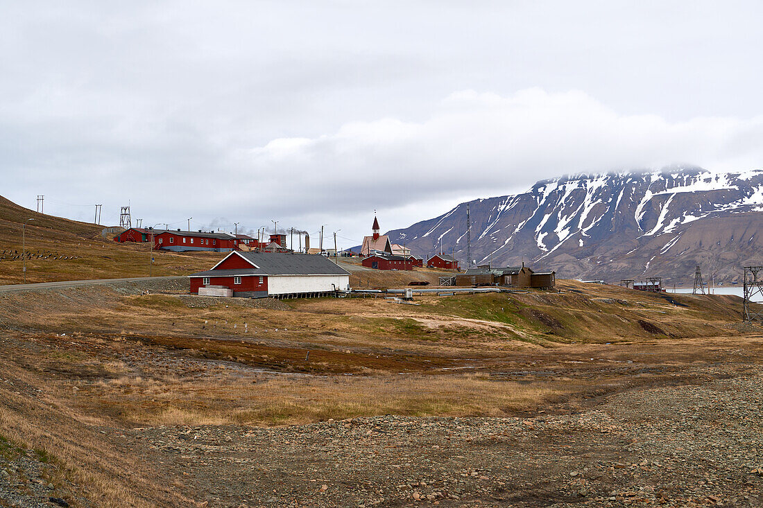 Blick auf Longyearbyen mit der lutherischen Kirche Svalbard Kirche, Longyearbyen, Spitzbergen und Jan Mayen