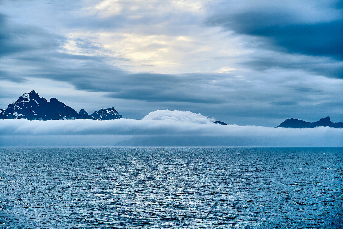 Frühmorgentlicher Blick vom Meer auf die Lofoten, Vestvågøy, Norwegen