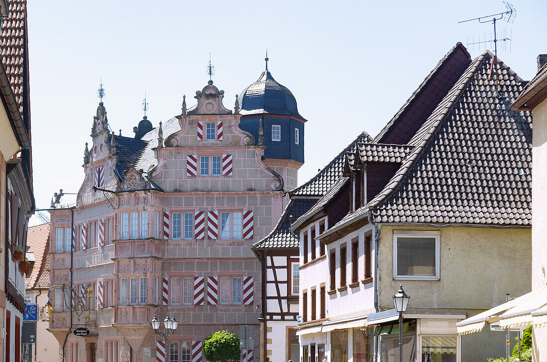 historisches Gasthaus Zum Engel mit Stadtmuseum in prächtigem Renaissancebau in Bad Bergzabern, Rheinland-Pfalz, Deutschland