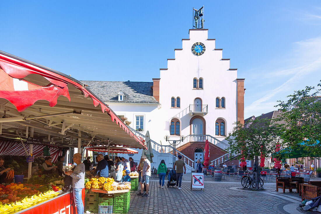 Rathausplatz mit Blick auf das Kulturzentrum Altes Kaufhaus in Landau in der Pfalz, Rheinland-Pfalz, Deutschland