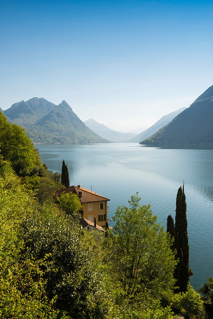 Häuser und Zypressen am See, Gandria, Lugano, Luganer See, Lago di Lugano, Tessin, Schweiz