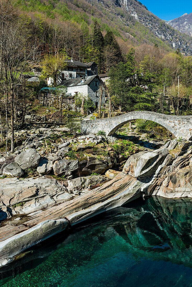 Alte Römerbrücke Ponte dei Salti über Verzasca, Lavertezzo, Verzascatal, Valle Verzasca, Kanton Tessin, Schweiz