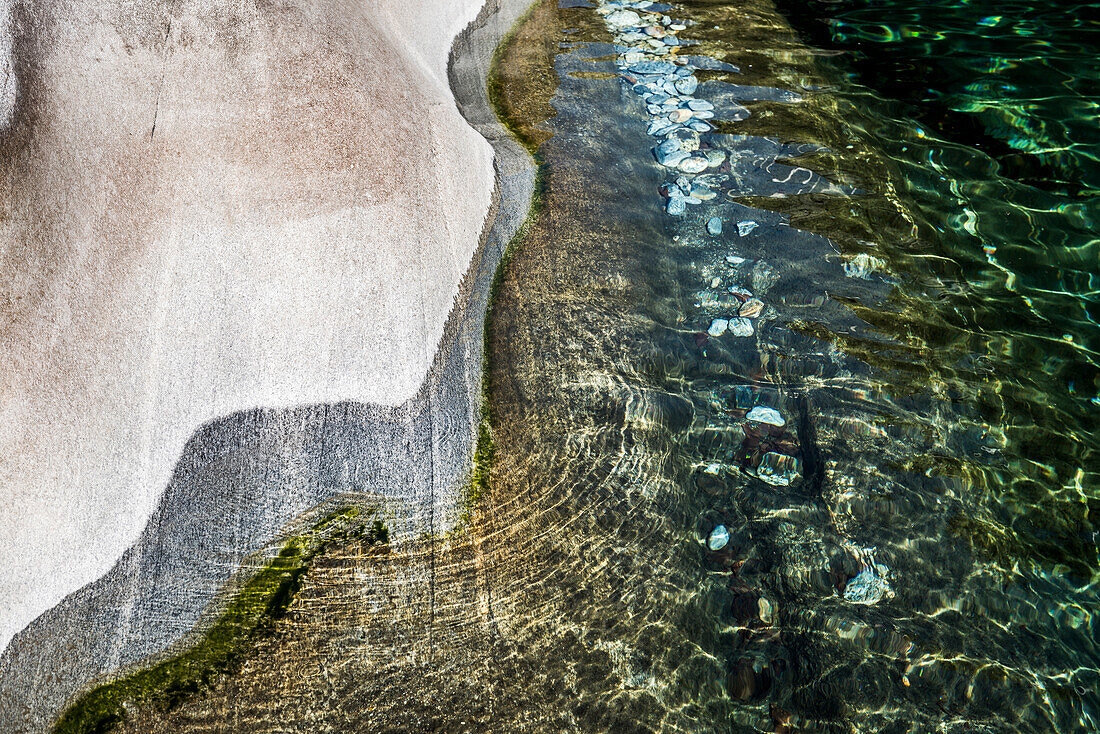 Gesteinsformationen im Fluss Verzasca, bei Lavertezzo, Verzascatal, Valle Verzasca, Kanton Tessin, Schweiz