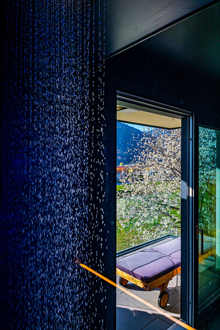 Dusche mit Panoramablick, Kirschbaum mit Blumen an einem sonnigen Tag in der Schweiz.