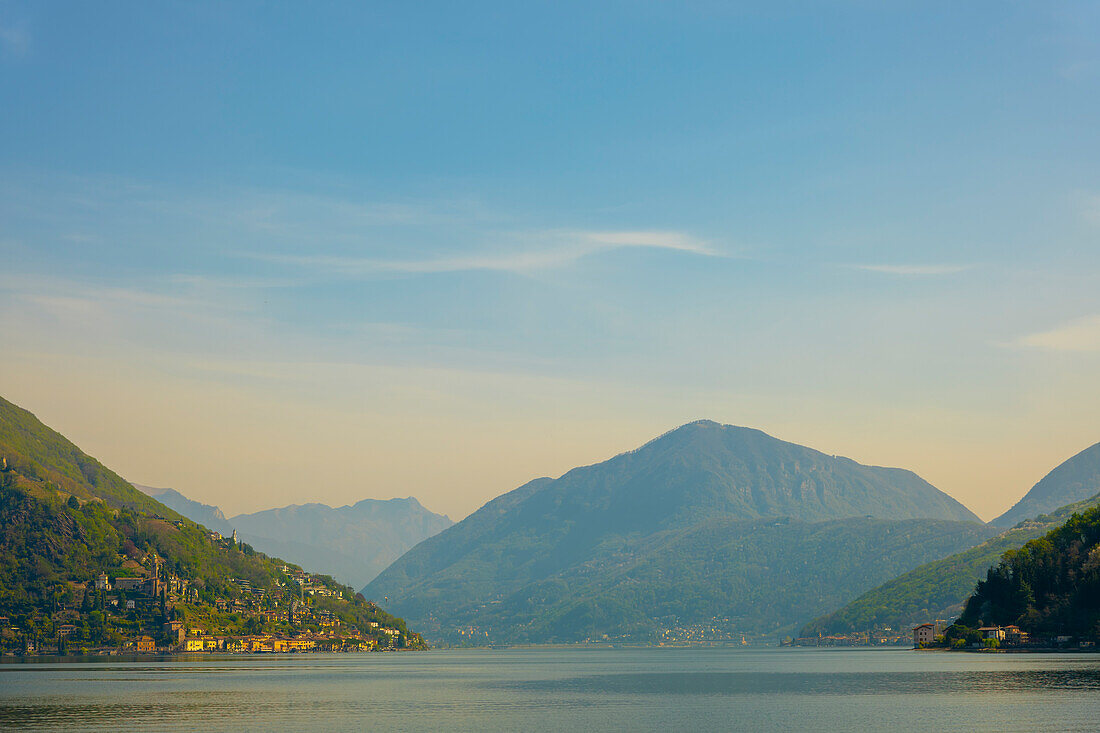 Luganersee mit Berg an einem sonnigen Tag in Morcote, Tessin, Schweiz.