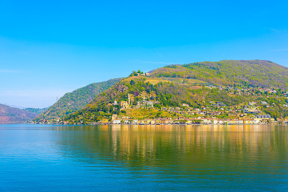 Luganersee mit Berg an einem sonnigen Tag in Morcote, Tessin, Schweiz.