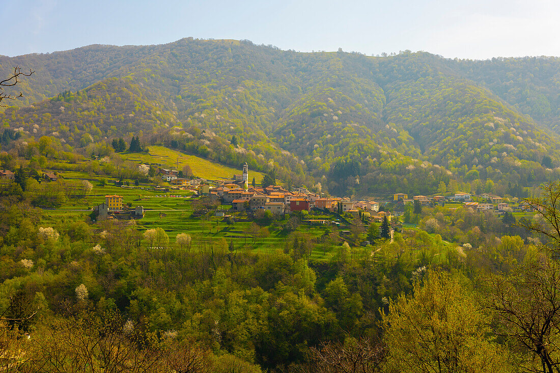 Muggia-Tal mit Dorf und Berg an einem sonnigen Tag im Tessin, Schweiz
