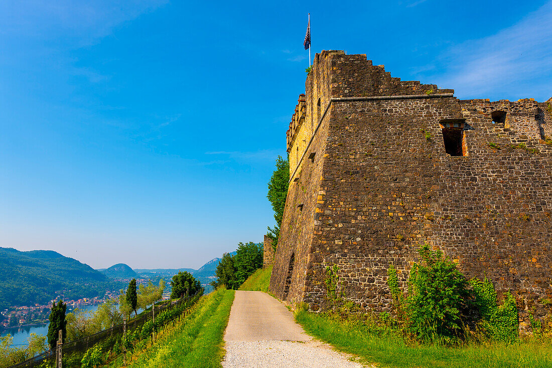 Schloss und Weinberg an einem sonnigen Sommertag in Morcote, Tessin, Schweiz.